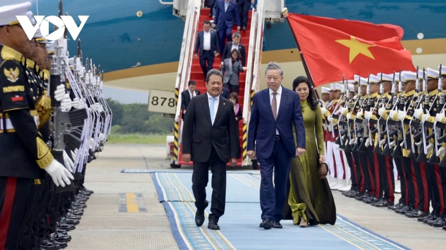 Indonesia fires canon salutes to welcome Party leader To Lam on state visit